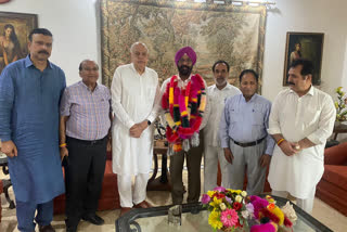 Dr. Farooq Abdullah  welcomes  prominent scientist Dr. Gurdarshan Singh  into JKNC