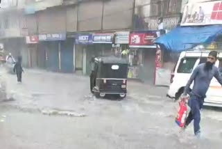 کشمیر میں تیز بارشیں؛ سڑکیں، گلی کوچے زیر آب