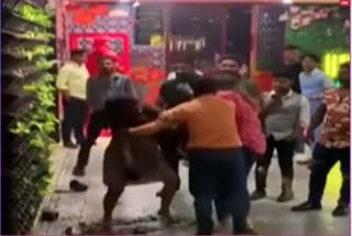 Girl beaten man in Lucknow mall viral video