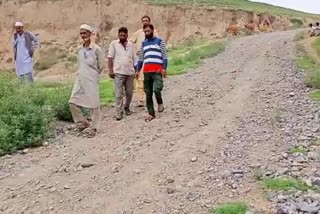 Dilapidated Road Irks Pampore Residents: آلوچہ باغ، پانپور کی خستہ حال سڑک سے مقامی آبادی پریشان