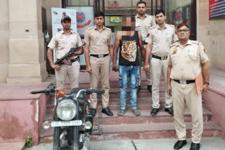 कनॉट प्लेस पुलिस ने स्नैचर काे किया गिरफ्तार.