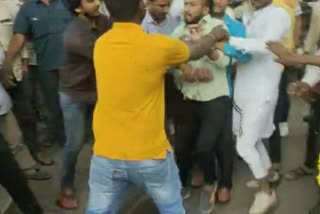Indore two youth fight on middle road
