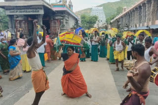 காவடி எடுத்த முருக பக்தர்கள்