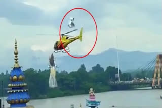 Chopper narrowly escaped accident while showering flowers on Kanwariyas in Haridwar