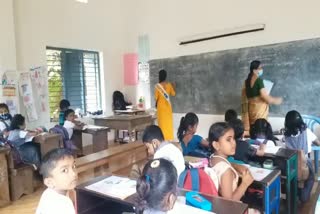 ഒരു മുറിയെ രണ്ട് ക്ലാസാക്കി പഠനം  130 വര്‍ഷം പഴക്കമുള്ള സ്‌കൂളിന്‍റെ ദയനീയാവസ്ഥ  വീര്‍മുട്ടി വിദ്യാര്‍ഥികല്‍  miserable condition of the school  130 year old school in kasarkodu district