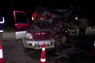 Five people died on the spot in a road accident  Five people killed in road accident in Koppal Karnataka  road accident in Karnataka  car accident in karnataka  car and lorry collided in karnataka  കർണാടകയിൽ വാഹനാപകടം  കർണാടകയിൽ വാഹനാപകടത്തിൽ അഞ്ച് മരണം  വാഹനാപകടത്തിൽ അഞ്ച് മരണം എട്ട് പേർക്ക് പരിക്ക്  വാഹനാപകടത്തിൽ ഒരു കുടുംബത്തിലെ അഞ്ച് പേർ മരിച്ചു  കൊപ്പലിൽ കാർ അപകടം