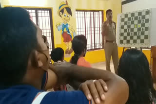 chess training for students  chess training for students by police at fort police station  fort police station  ഫോർട്ട് പൊലീസ് സ്റ്റേഷൻ  കേരള പൊലീസ്  ചെസ് പരിശീലനം