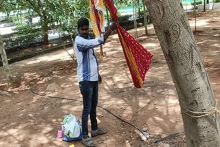 குழந்தையை பார்த்துக் கொண்ட கணவர்