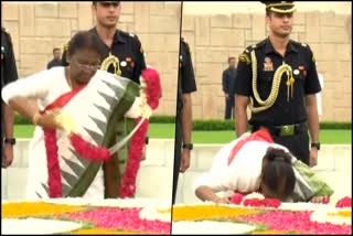 DroupadiMurmu pays tribute at Rajghat