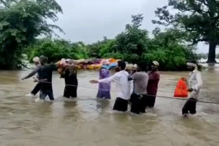 Narmadapuram News funeral procession took place in water till the waist