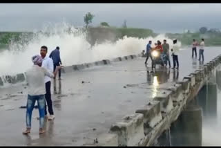 सेल्फीसाठी तरुणाची स्टंटबाजी