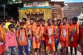 devotees offer prayer to lord lingaraj on second monday of sawan month