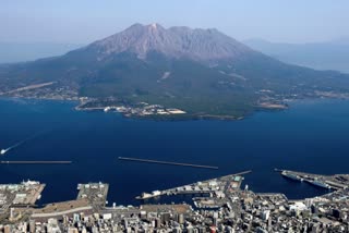 volcanic-eruption-in-japan-forces-evacuations-in-2-towns