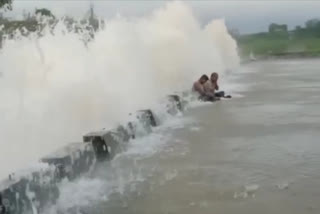 Stunt play by youth in Nandurmadhmeshwar dam area