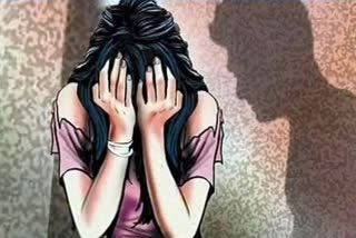 Woman inflicts burns on adopted daughter  burned daughter for bedwetting  Woman inflicts burns on adopted daughter as punishment for bedwetting in indore  ദത്തുപുത്രി കിടക്കയിൽ മൂത്രമൊഴിച്ചു  പെൺകുട്ടിയുടെ സ്വകാര്യഭാഗങ്ങളിൽ പൊള്ളലേൽപ്പിച്ച് യുവതി