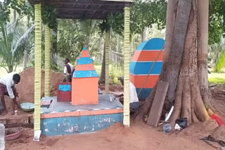 A person who had built his own tomb (Samadhi) 20 years ago  dies today. Body was cremated in the same tomb  സ്വന്തമായി ശവക്കല്ലറ നിര്‍മ്മിച്ച് വയോധികന്‍  ശവക്കല്ലറ  ചാമരാജനഗര്‍  A person who had built his own tomb  karnataka man made own tomb for him