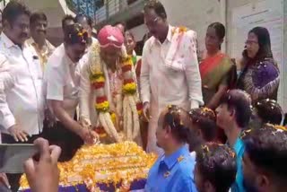 Congress MLA celebrated his birthday on the premises of the municipal office