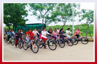 કચ્છ યુનિવર્સિટીનો નવતર પ્રયોગ: વિદ્યાર્થીઓ અને મુલાકાતીઓ માટે ફ્રી શરૂ કરાઇ સાયકલ સેવા