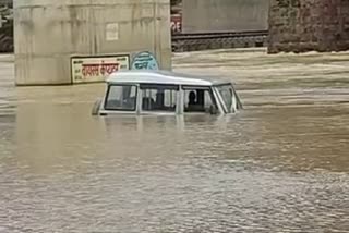 Car drowns in Marine Drive in Raigarh Chakradharnagar