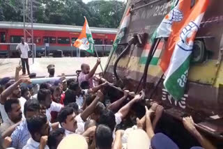 Youth Congress stopped train in Kannur  ED action against Sonia Gandhi  Youth Congress Protest in Kannur  സോണിയാ ഗാന്ധിക്കെതിരായ ഇ ഡി നടപടി  കണ്ണൂരില്‍ യൂത്ത് കോൺഗ്രസ് ട്രെയിന്‍ തടഞ്ഞു  കണ്ണൂർ റെയിൽവേ സ്റ്റേഷനിൽ ട്രെയിൻ തടഞ്ഞു