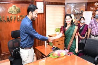 SREERAM VENKITARAM TAKEN CHARGE AS ALAPPUZHA COLLECTOR  ആലപ്പുഴ കലക്‌ടറായി ശ്രീറാം വെങ്കിട്ടരാമൻ  ശ്രീറാം വെങ്കിട്ടരാമൻ കലക്‌ടറായി ചുമതലയേറ്റു  ആലപ്പുഴ കലക്‌ടർ സംഘർഷം  കലക്‌ടറായി ശ്രീറാം വെങ്കിട്ടരാമൻ കരിങ്കൊടിയുമായി യൂത്ത് കോൺഗ്രസ്  ആലപ്പുഴ കലക്‌ടർ ശ്രീറാം വെങ്കിട്ടരാമൻ  Alappuzha collector sreeram venkittaraman