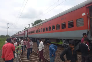 HALF PATLIPUTRA EXPRESS WENT FORWARD HALF REMAINED BEHIND DUE TO COUPLING BROKE