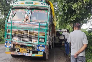 ತಪಾಸಣೆ ನಡೆಸುತ್ತಿದ್ದವರಿಗೆ ಡಿಕ್ಕಿ ಹೊಡೆದ ಟ್ರಕ್​: ಸ್ಥಳದಲ್ಲೇ ಇಬ್ಬರ ಸಾವು ಸ