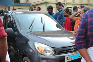 man found burnt to death inside a car at Kottayam  man found burnt to death  Kottayam Medical College premises body found  കോട്ടയം മെഡിക്കൽ കോളജ് യുവാവിന്‍റെ മൃതദേഹം കണ്ടെത്തി  യുവാവ് പൊള്ളലേറ്റ് മരിച്ച നിലയിൽ