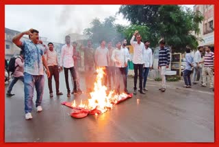 લઠ્ઠાકાંડમાં ગુજરાત સરકાર અને પોલીસ એક્શનમાં, કોંગ્રેસ દ્વારા પૂતળા દહનનું પ્રદર્શન