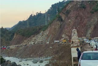 Jammu-Srinagar NHW (NH-44) blocked at Mehad Ramban due to shooting stones