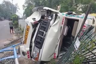 vegetable-load-pickup-van-overturned-in-dhanbad