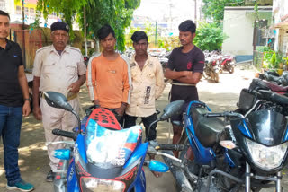 बाइक चोर गिरोह के तीन गिरफ्तार सदस्यों के साथ पुलिस