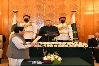 Pak President Arif Alvi administers oath to Pervez Elahi as New Punjab CM