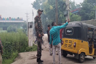 Jawan has record height... People taking selfies with him  ഉയരം കൂടിയ മനുഷ്യന്‍  ഉയരം കൂടിയ സൈനികന്‍  ഭദ്രാദ്രി കോതഗുഡം ജില്ലയില്‍ പ്രളയം  ഉയരം കൂടിയ ജവാനൊപ്പം സെല്‍ഫി  telangana  jawan