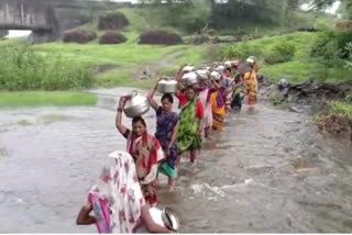 The deadly exercise of women from the river for water