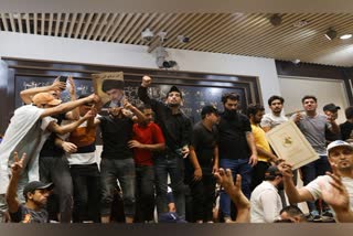 प्रदर्शनकारी इराकी संसद में घुसे