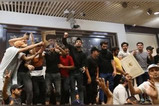 Protesters Enter Iraqi Parliament