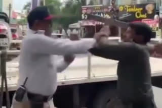 FIGHTS BETWEEN TRAFFIC POLICE AND HOTEL SECURITY GUARD IN NAGPUR VIDEO GOES VIRAL