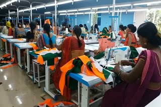 under Har Ghar Tiranga campaign Women making three and a half lakh flags in Palamu