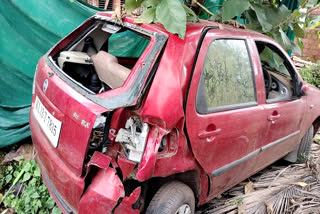 Abandoned car on road side in Kannur  റോഡരികിൽ ഉപേക്ഷിക്കപ്പെട്ട നിലയിൽ കാർ  ഫിയറ്റ് പാലിയോ കാർ ഉപേക്ഷിച്ച നിലയിൽ  പയ്യന്നൂരിൽ റോഡരികിൽ ഉപേക്ഷിച്ച കാർ  കണ്ണൂരിൽ റോഡരികിൽ ഉപേക്ഷിച്ച കാർ  പയ്യന്നൂർ ചീമേനി സംസ്ഥാന പാതയിൽ കാർ ഉപേക്ഷിച്ച നിലയിൽ  രണ്ട് വർഷമായി റോഡരികിൽ കിടക്കുന്ന കാർ  Abandoned car on road side  Kannur news  kannur