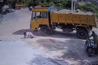 ലോറി സ്കൂട്ടറില്‍ ഇടിച്ച്; അത്ഭുതകരമായി രക്ഷപെട്ട് യുവതികള്‍