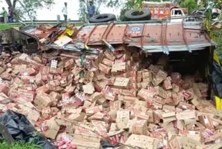 Beer-laden truck overturned in Hathras; driver died while public looted beer