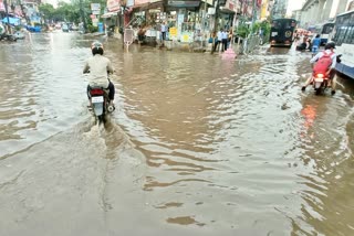 HEAVY TRAFFIC JAM IN HYDERABAD DUE TO HEAVY RAINS