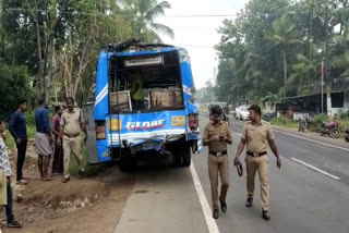 Punnayoorkulam accident  Punnayoorkulam bus accident  Bus and a lorry collided  നിര്‍ത്തിയിട്ട ബസിന് പിന്നില്‍ ലോറി ഇടിച്ചു  പുന്നയൂർക്കുളം പെരിയമ്പലത്ത് അപകടം  ബസിന് പിന്നില്‍ ലോറി ഇടിച്ച് അപകടം