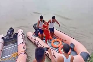 महिला गंडक नदी में कूद गई
