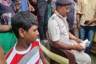 बच्चे के साथ पुलिस