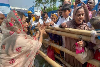 رکن پارلیمان نصرت جہاں نے عازمین حج کا کولکاتا ائیرپورٹ پر والہانہ استقبال کیا