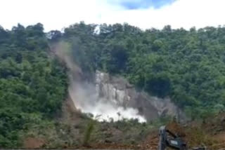 Live video of boulder falling from the mountain in Dharchula, Pithoragarh, two houses demolished