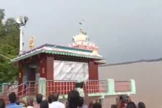 Viral Video: The temple was washed away by the Godavari flood.