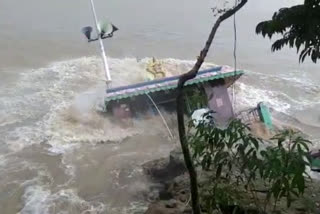 temple washed away in flood  vanadurga temple washed away  temple washed away by godavari flood  godavari flood latest news  ഗോദാവരി വെള്ളപ്പൊക്കം ക്ഷേത്രം ഒലിച്ചുപോയി  ആന്ധ്രാപ്രദേശ് ക്ഷേത്രം ഒലിച്ചുപോയി  ഗോദാവരി നദി ക്ഷേത്രം ഒലിച്ചുപോയി  വനദുര്‍ഗ ക്ഷേത്രം ഒലിച്ചുപോയി  ആന്ധ്രാപ്രദേശ് ഗോദാവരി നദി വെള്ളപ്പൊക്കം